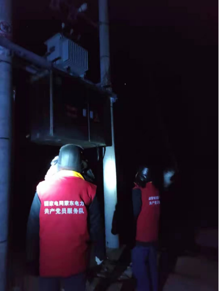 寒潮夜紧急抢救“暖棚”小生命 极寒夜点亮温暖之光