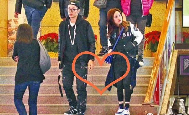 37岁周柏豪再度当爸，儿女双全凑成“好”字，发长文感谢圈外老婆