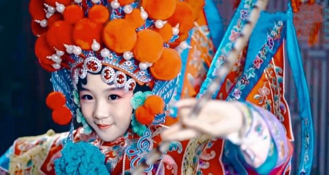 陆毅女儿再以京剧扮相出镜，贝儿造型超亮眼，举手投足尽显专业范