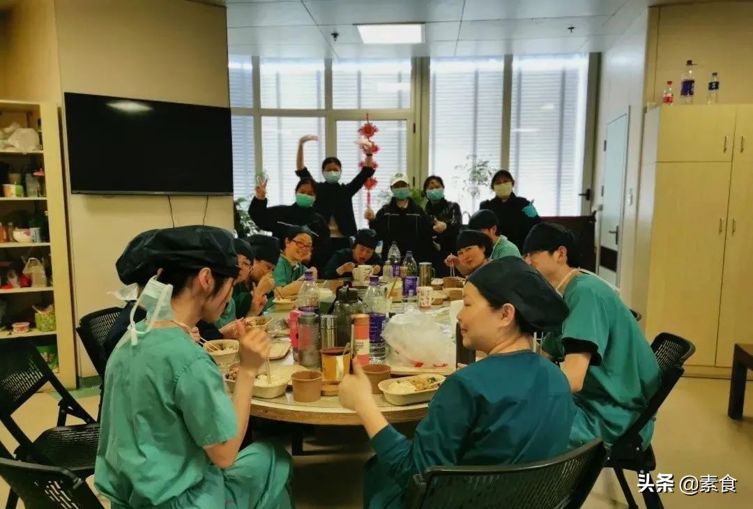 湖南中医药大学附属医院开起了素食餐厅，试营业日就人气满满