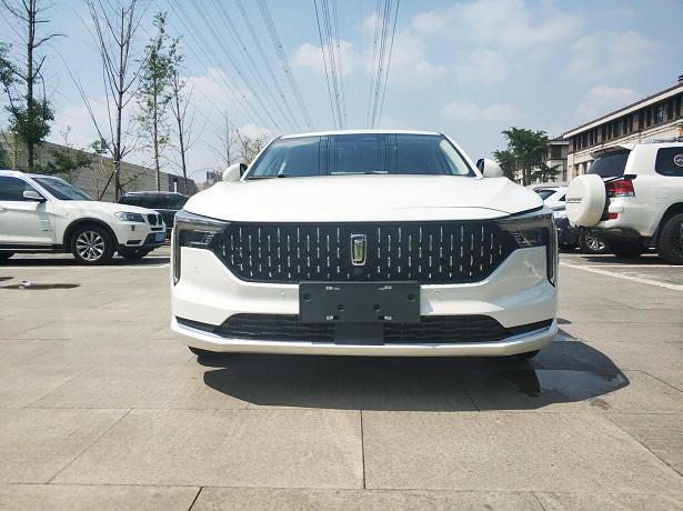 主流造型元素大融合，全新奔腾B70实车曝光，还能火吗？