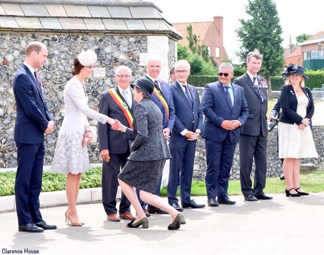 英国女王视频外交，大使夫人向她行屈膝礼，与泰国趴跪有何区别？
