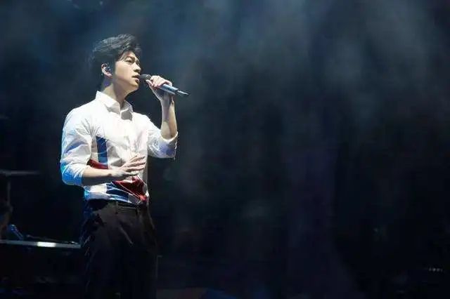 清华毕业，不买房，不用微信  46岁的李健为啥活