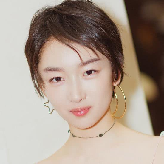 短发被笑“没女人味”，看到周冬雨为古装剧接