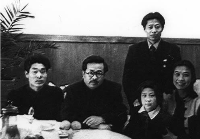 1949年建国大典，毛主席携任弼时长女任远志登天安门，代其父位置