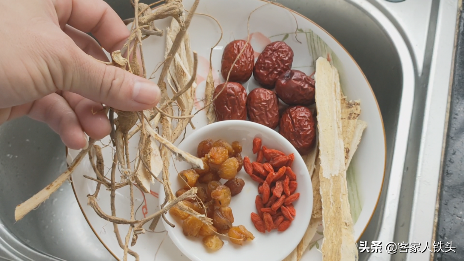 秋冬季牛排正确吃法，1根3斤多做一锅，脱骨入味还温补，好解馋