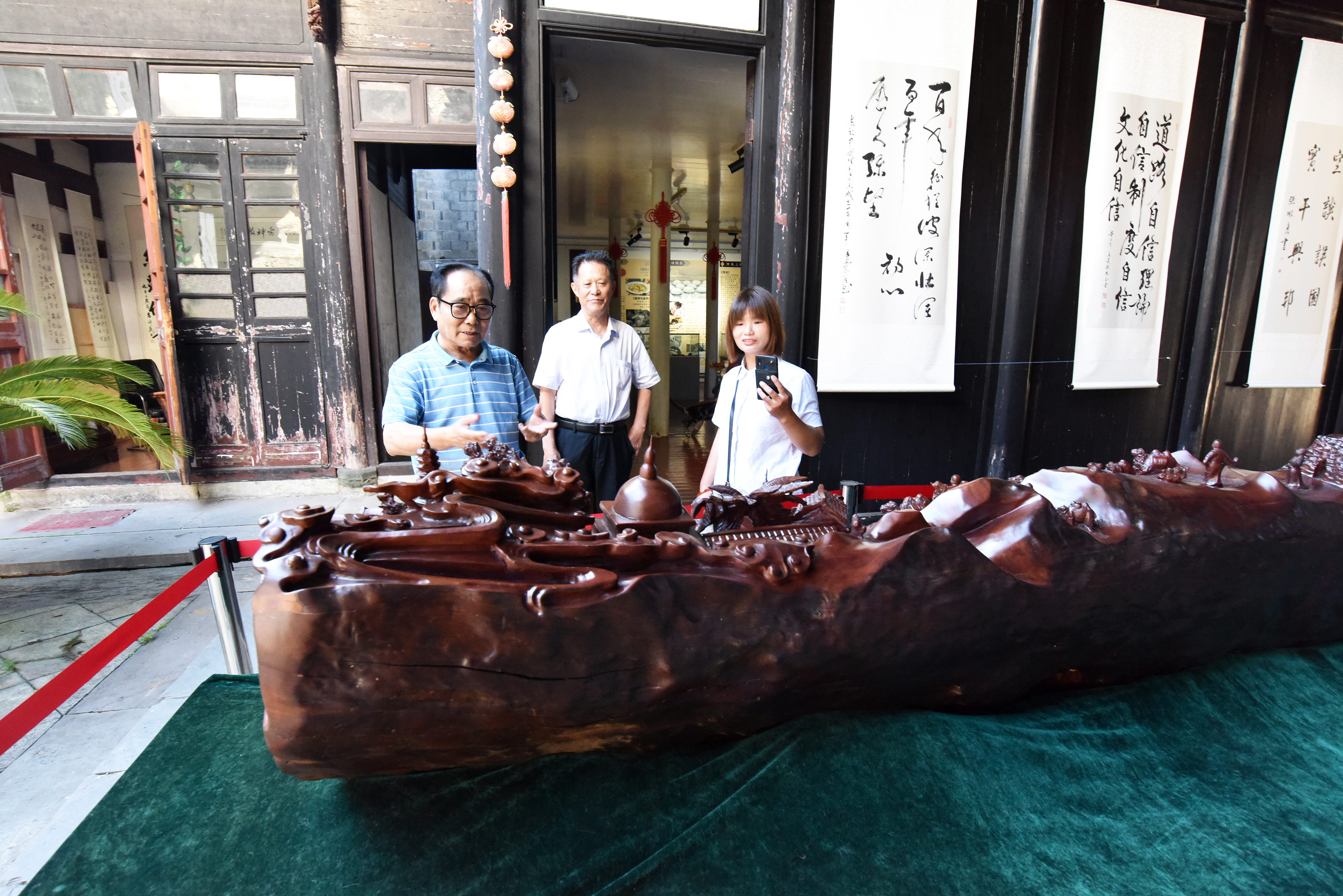 大型古沉木雕《丝路通天》在江西上饶问世