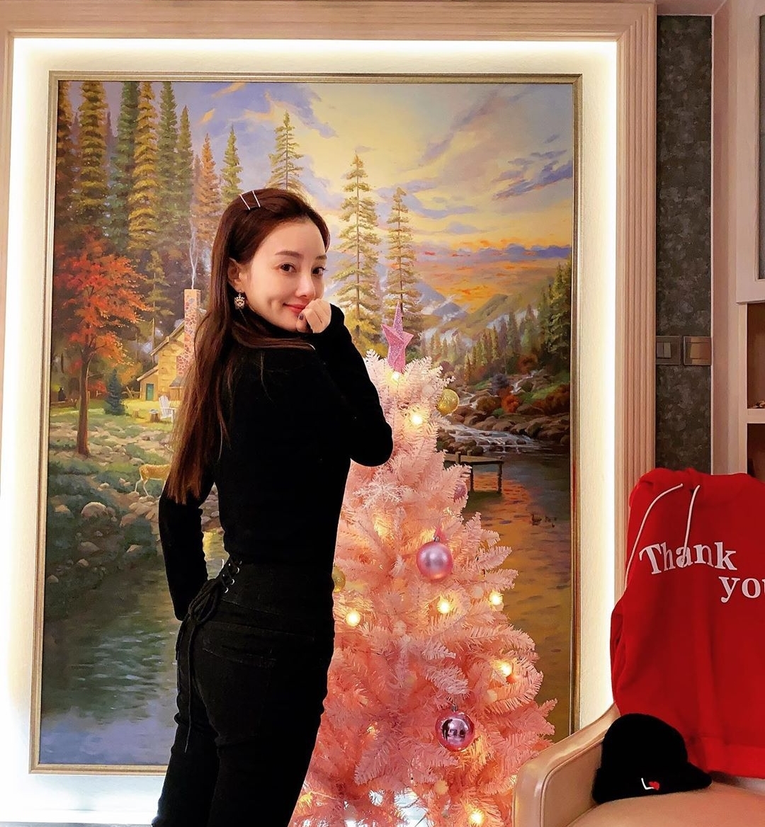 李小璐曬與女兒同框，甜馨戴漁夫帽文靜淑女，越來越有女神範兒