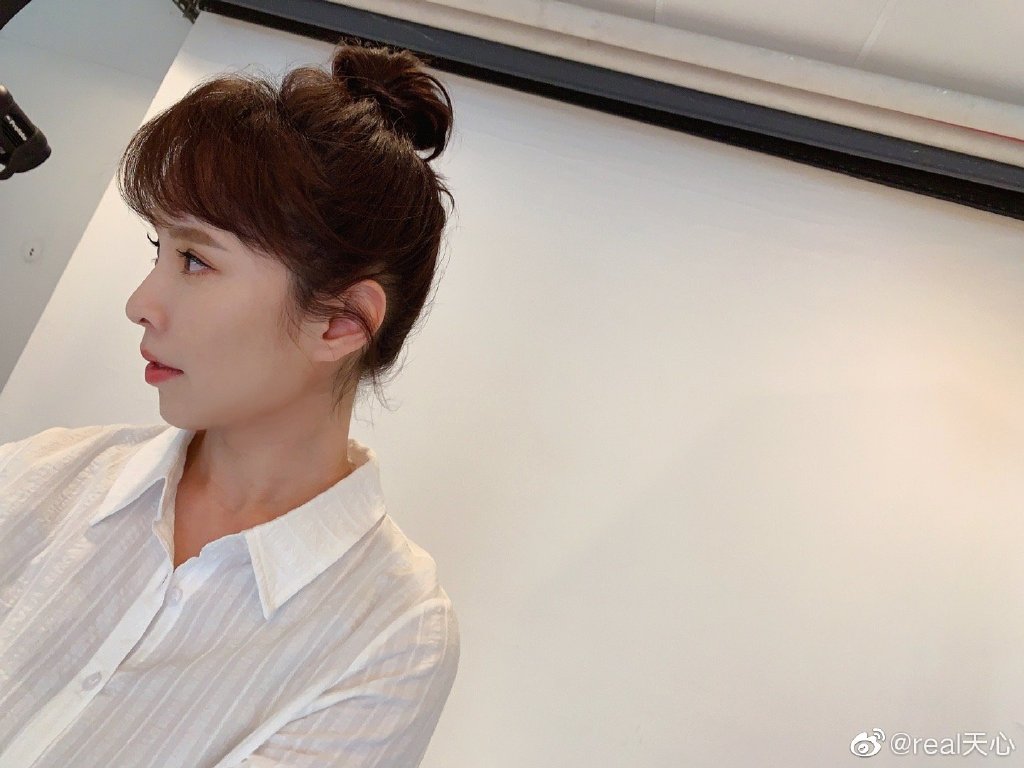 天心年轻时太美了，肩颈线好绝背还薄，和法国