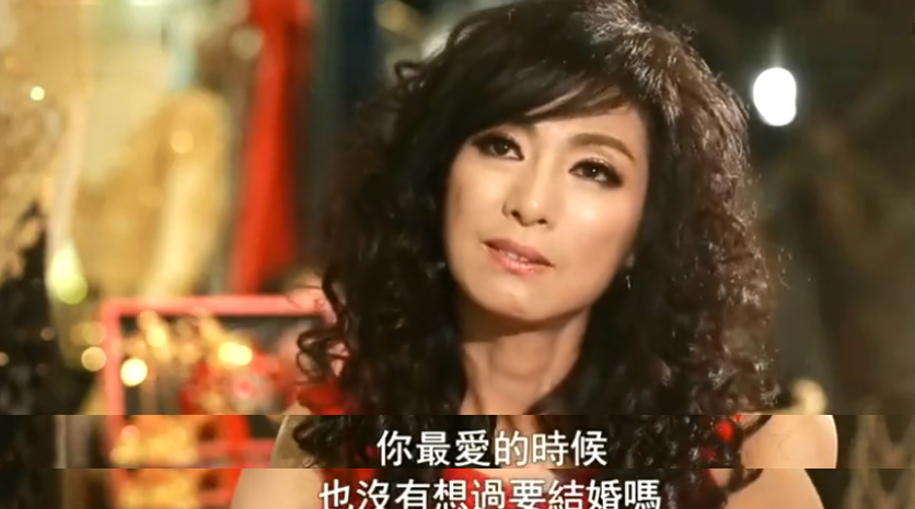 米雪近照瘦成纸片人！秀身材马甲线清晰可见，66岁仍未结婚