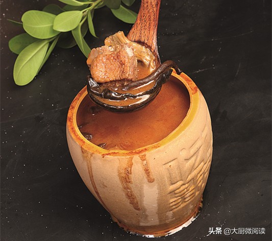 吃飯皇帝大｜以“五色五味”做火土家菜，300平米門店日售12萬元