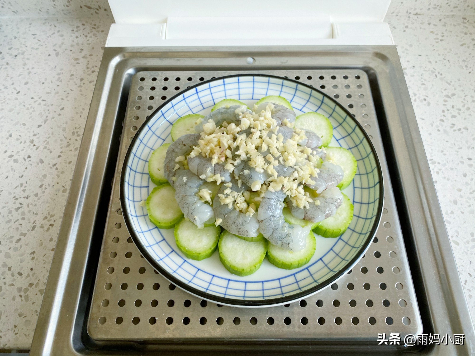 絲瓜和蝦仁一起蒸，味道鮮美又順滑，簡單易做上桌湯汁都不剩