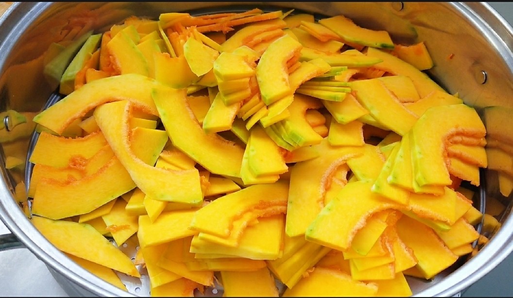 Pumpkin pie is really delicious in this way. It's easy to make, sweet and soft, you can't buy it outside