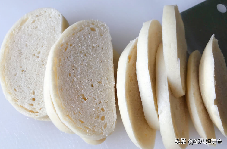 炸馒头片，不要裹蛋液，巧用一个料，馒头片更酥脆，吃着不油腻