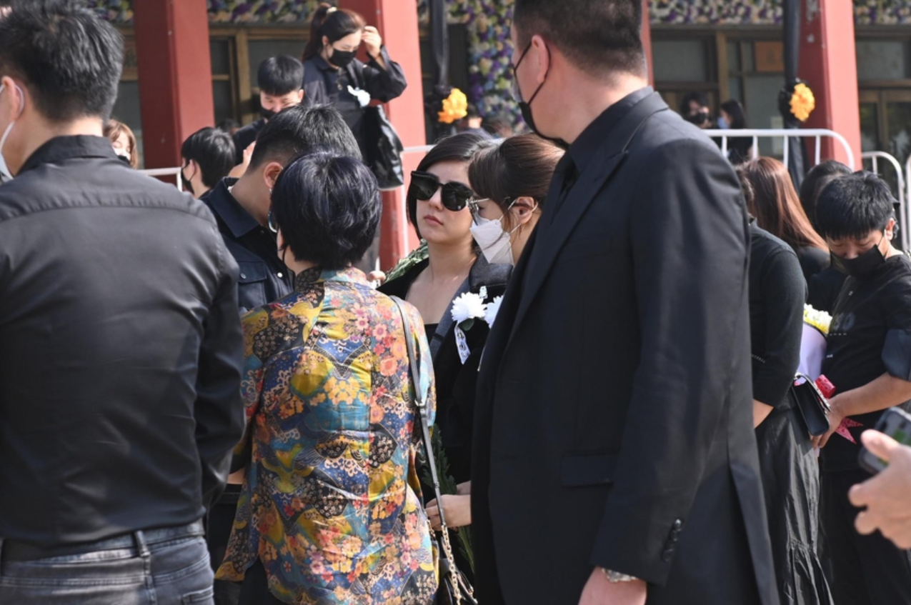 黄子韬父亲追悼会举行，亲朋悲痛悼念，赵奕欢等明星现身
