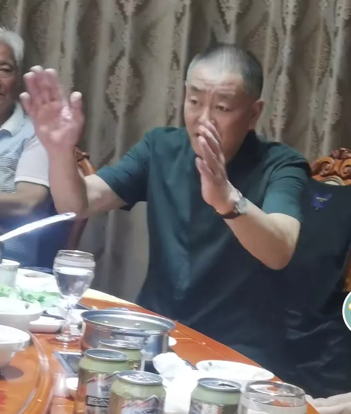 濮存昕现身私人饭局,闲聊遭偷拍,网友恐其失