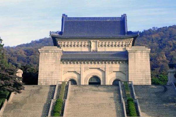 侵华战争时，日军军部下令严禁破坏这三人的陵