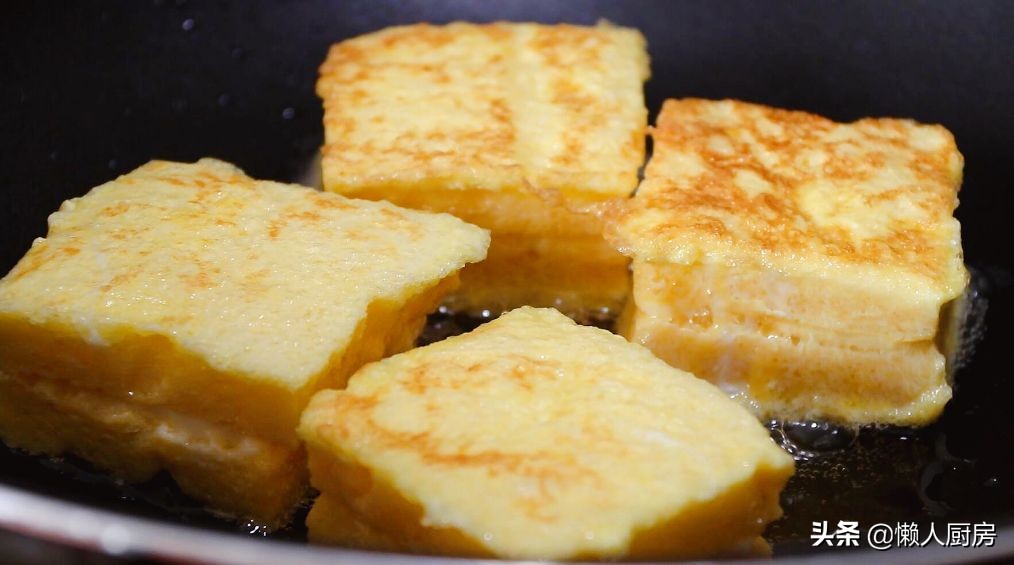 Don’t just make sandwiches for toast. Add milk and 2 eggs to make it more delicious.