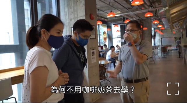 郭晶晶陪丈夫工作顯靦腆，小露一手讓霍啟剛當眾暴露“迷弟”本色