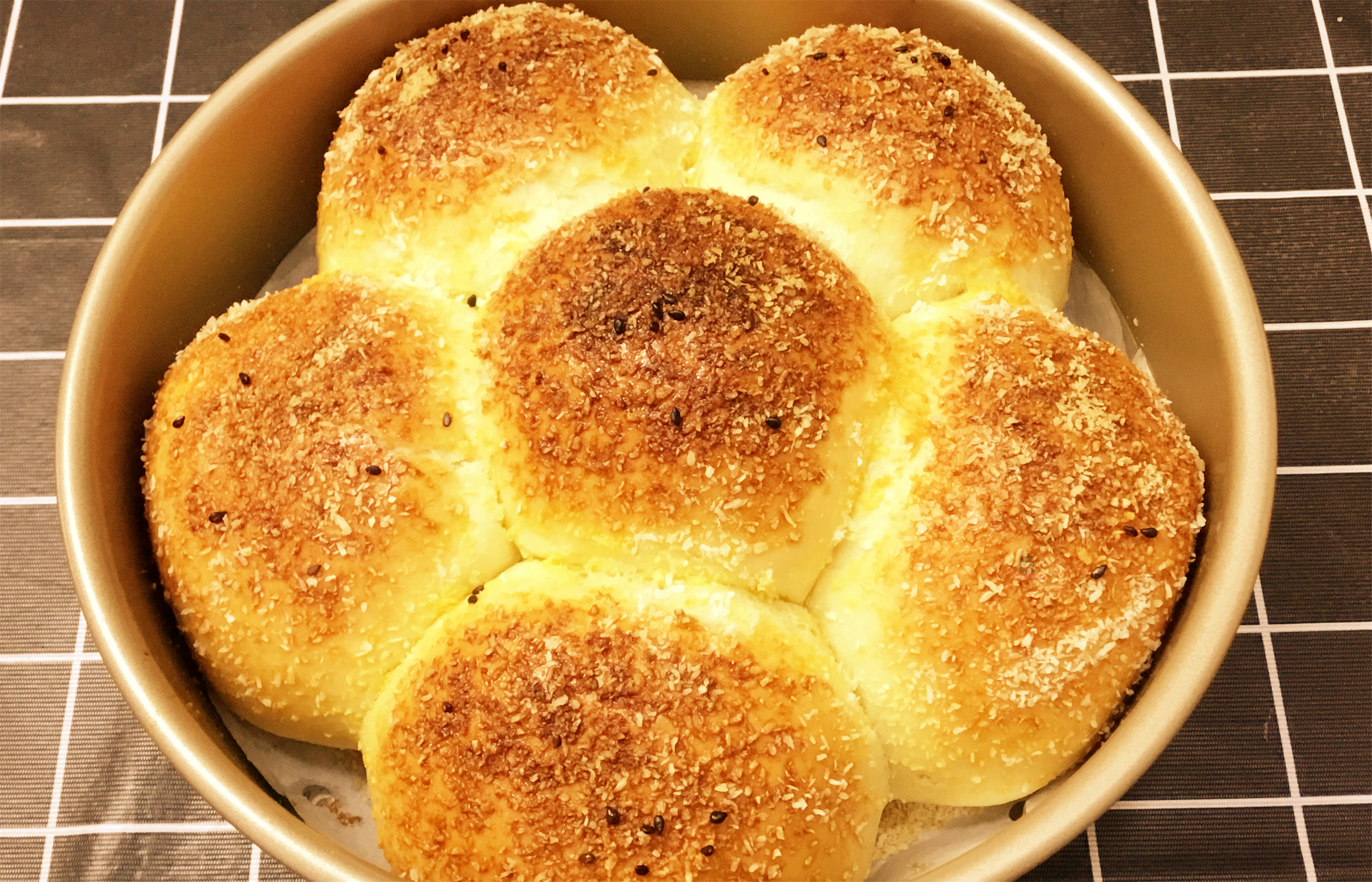 一碗麵粉，一包牛奶，掌握2個小技巧，在家也能做椰蓉小麵包