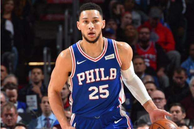 看看西蒙斯的腹肌，再看布克的腹肌，难怪詹娜