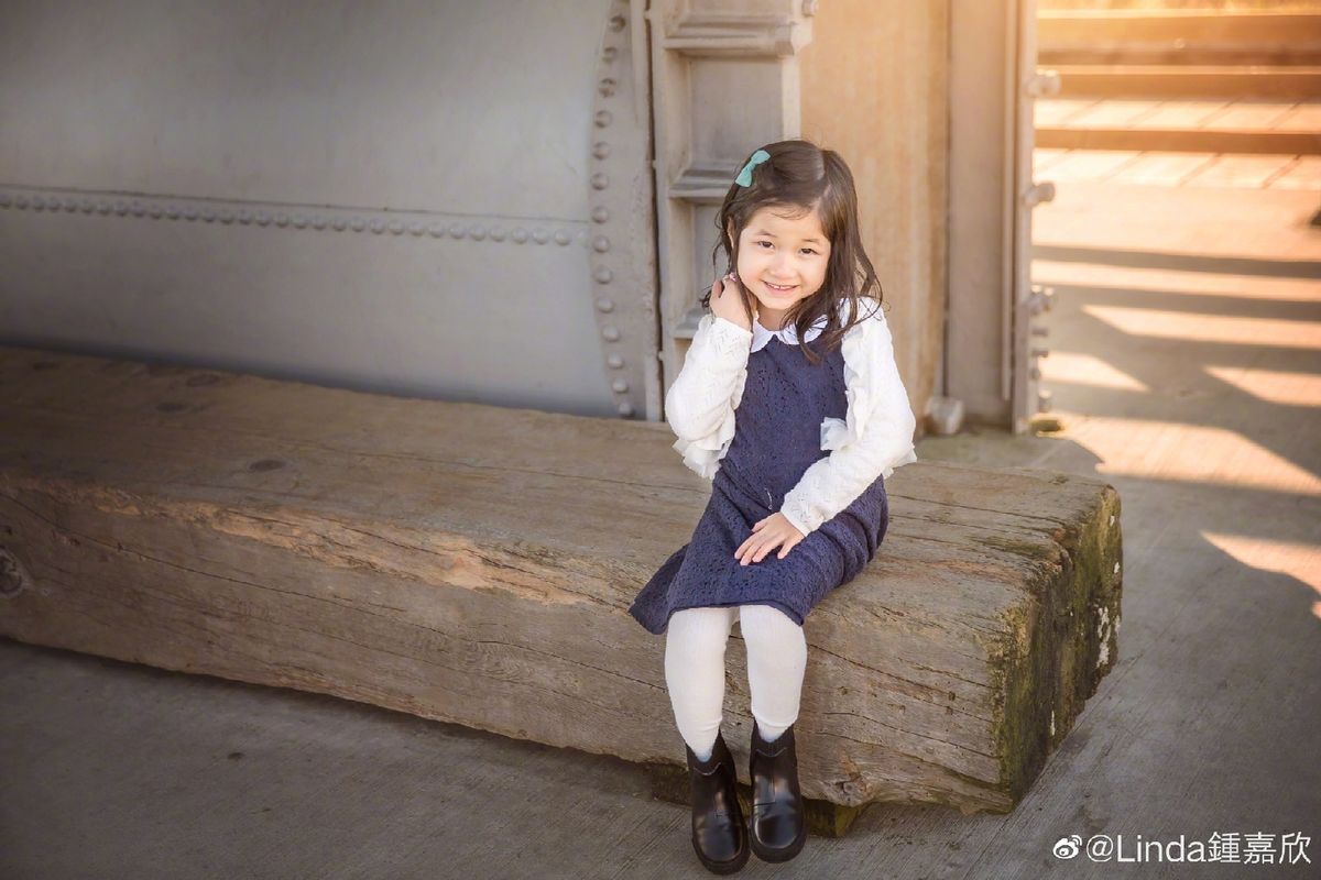 鍾嘉欣曬全家福，嫁大13歲老公成闊太，兒女顏值不敵媽媽