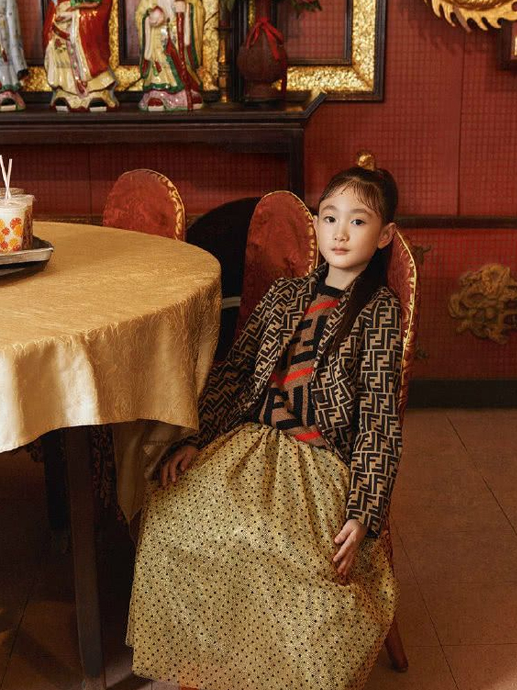 李小鹏女儿是放开了长？长发披肩气质出众，可样貌却有点意料之外