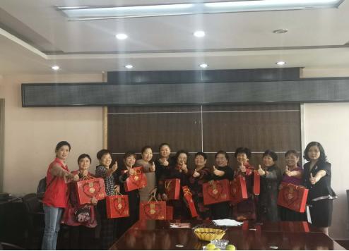 都江堰宝瓶社区志愿者庆双节共建和谐幸福国际化旅游社区
