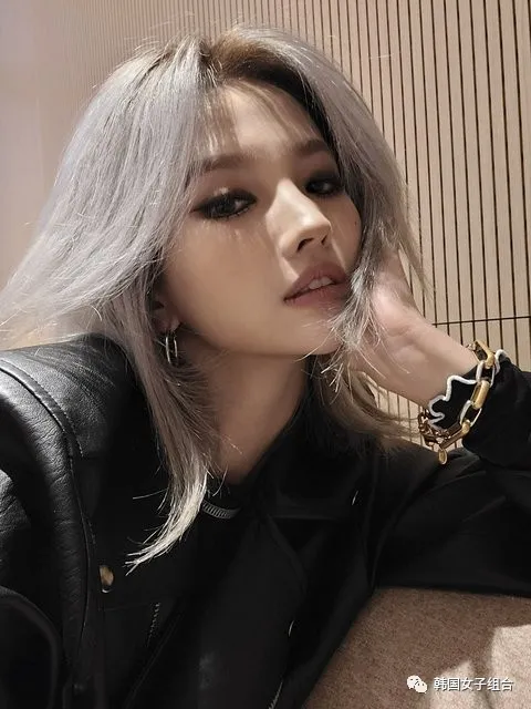 这位女团爱豆最近怎么这么hip?自拍真是致命性的心动