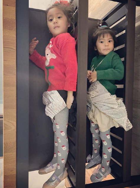 贾静雯4岁女儿波妞给妈妈做礼物，并嘟嘴献吻，颜值解封越长越美