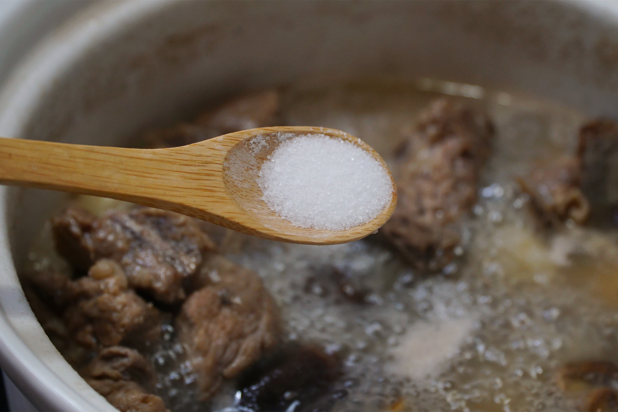 炖排骨时，别下锅就煮，多加这几样，汤浓肉香