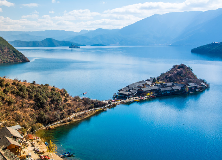Coming to Lugu Lake will make people wonder if they are willing to forget the time and forget themselves in their dreams