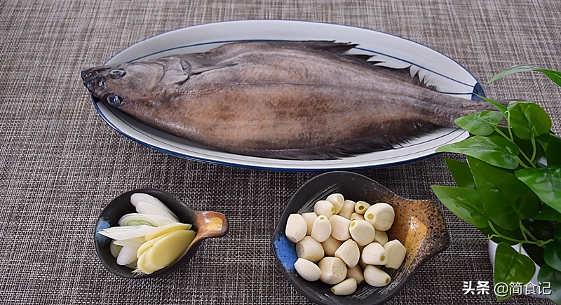 燒魚時，別再加酒加醋去腥了！ 教你這樣做，魚肉細嫩，上桌就吃光