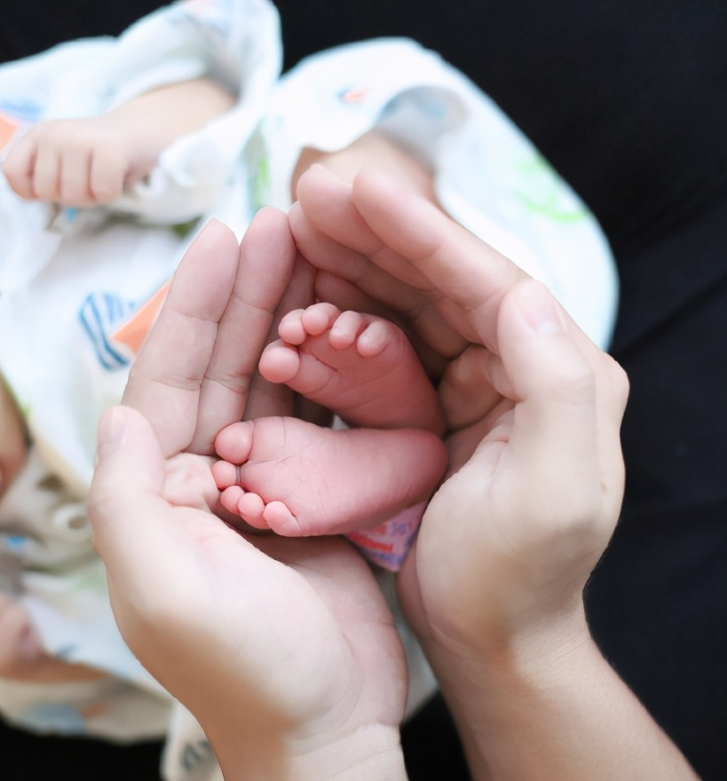 郑恺苗苗庆祝女儿满百天，获"全网"好评