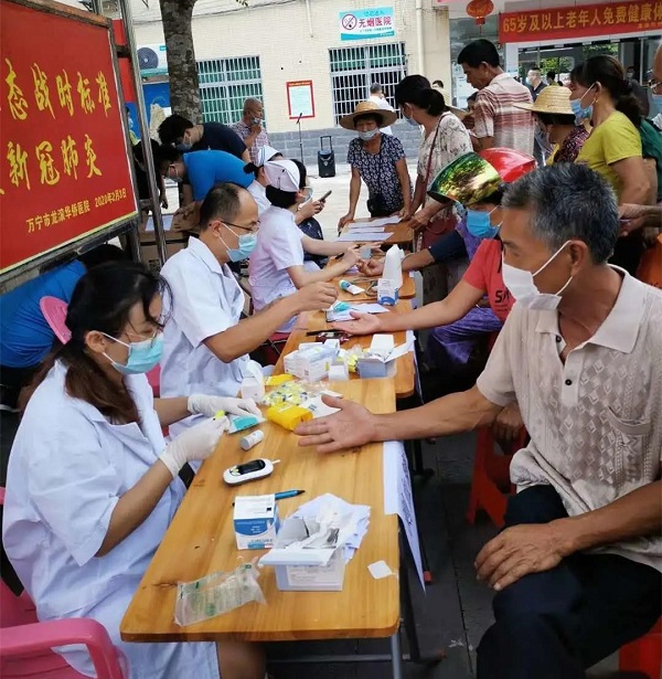 惠民义诊活动在万宁龙滚举行 近千名群众前来就诊