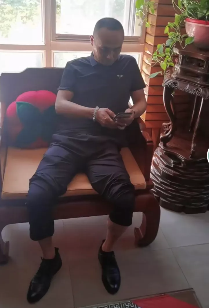 濮存昕现身私人饭局,闲聊遭偷拍,网友恐其失