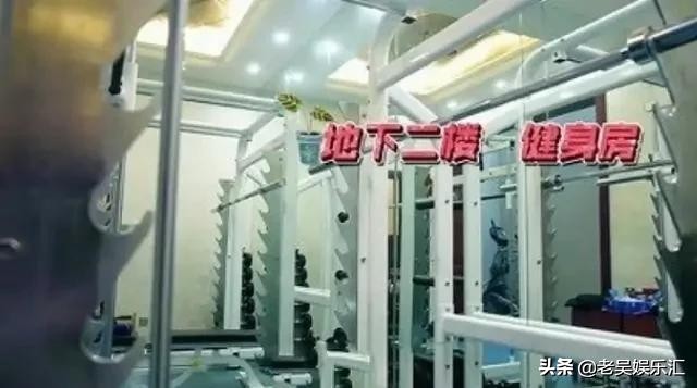 走进曹云金住的豪宅，连个餐椅都是镀金的，在