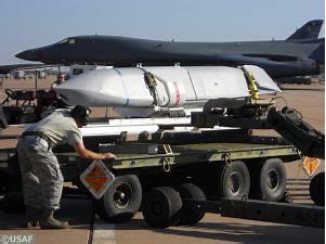 美国B-1B部署关岛不可小觑，4架96枚反舰导弹，轻