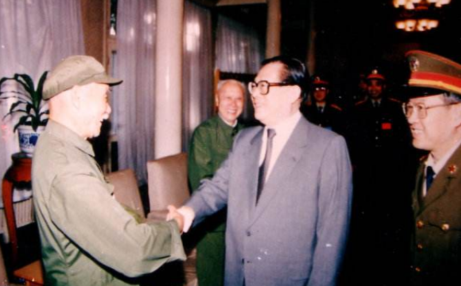 老人拜访军区司令，不料被挡在门外，司令 知道