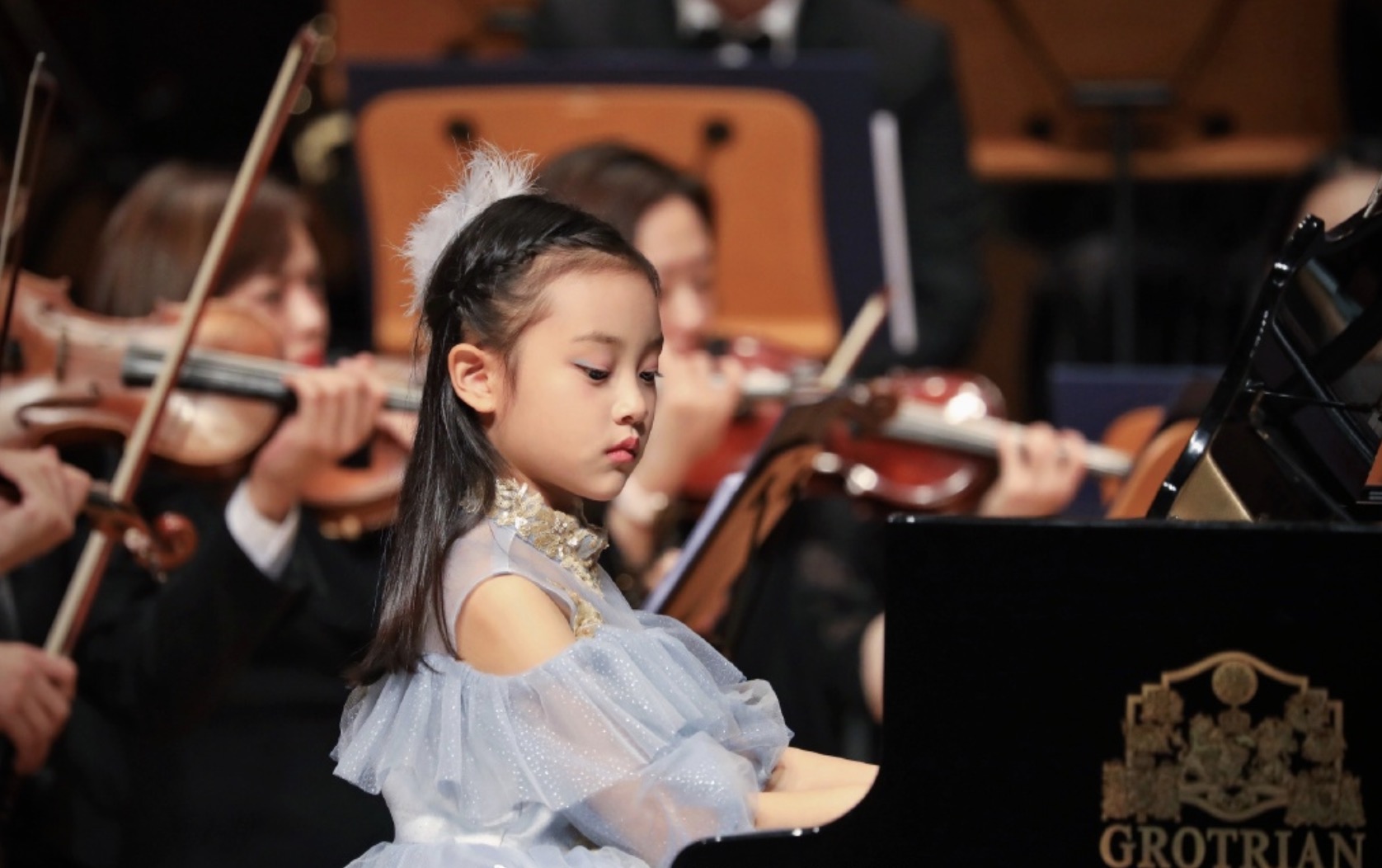 李小璐晒女儿钢琴演出花絮视频，甜馨安吉同框，男帅女靓超养眼