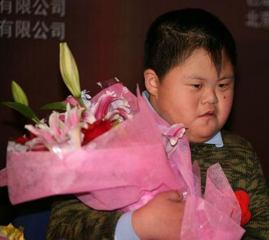著名女演员因拍戏导致儿子天生残疾，一米八身高智商只有4至6岁