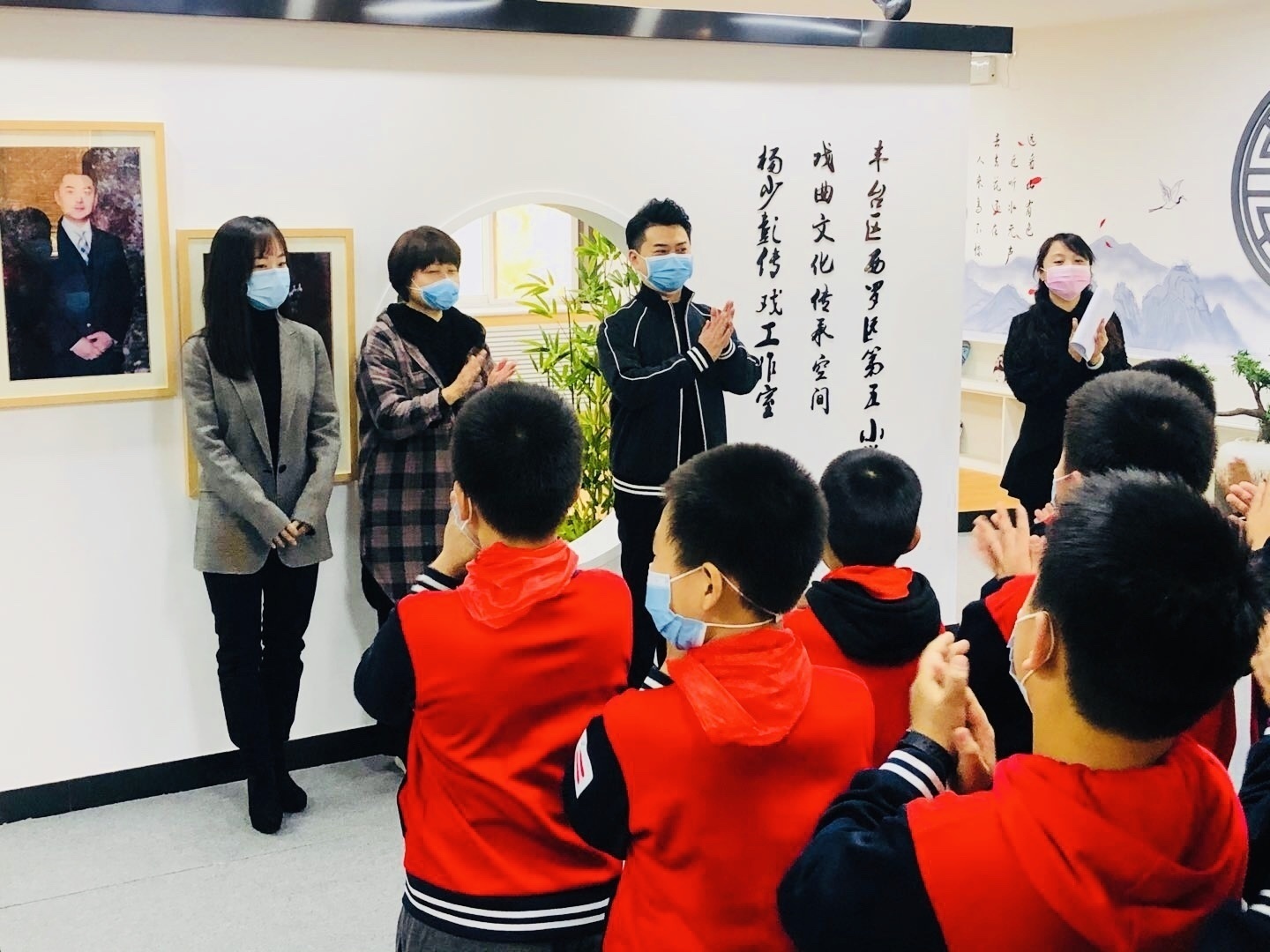 西罗园第五小学杨少彭传戏工作室第一课开讲 推动国粹校园传承