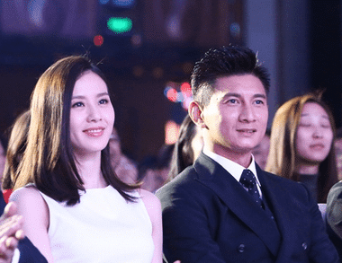 吴奇隆夫妻合体带娃，面容沧桑显老，网友：这