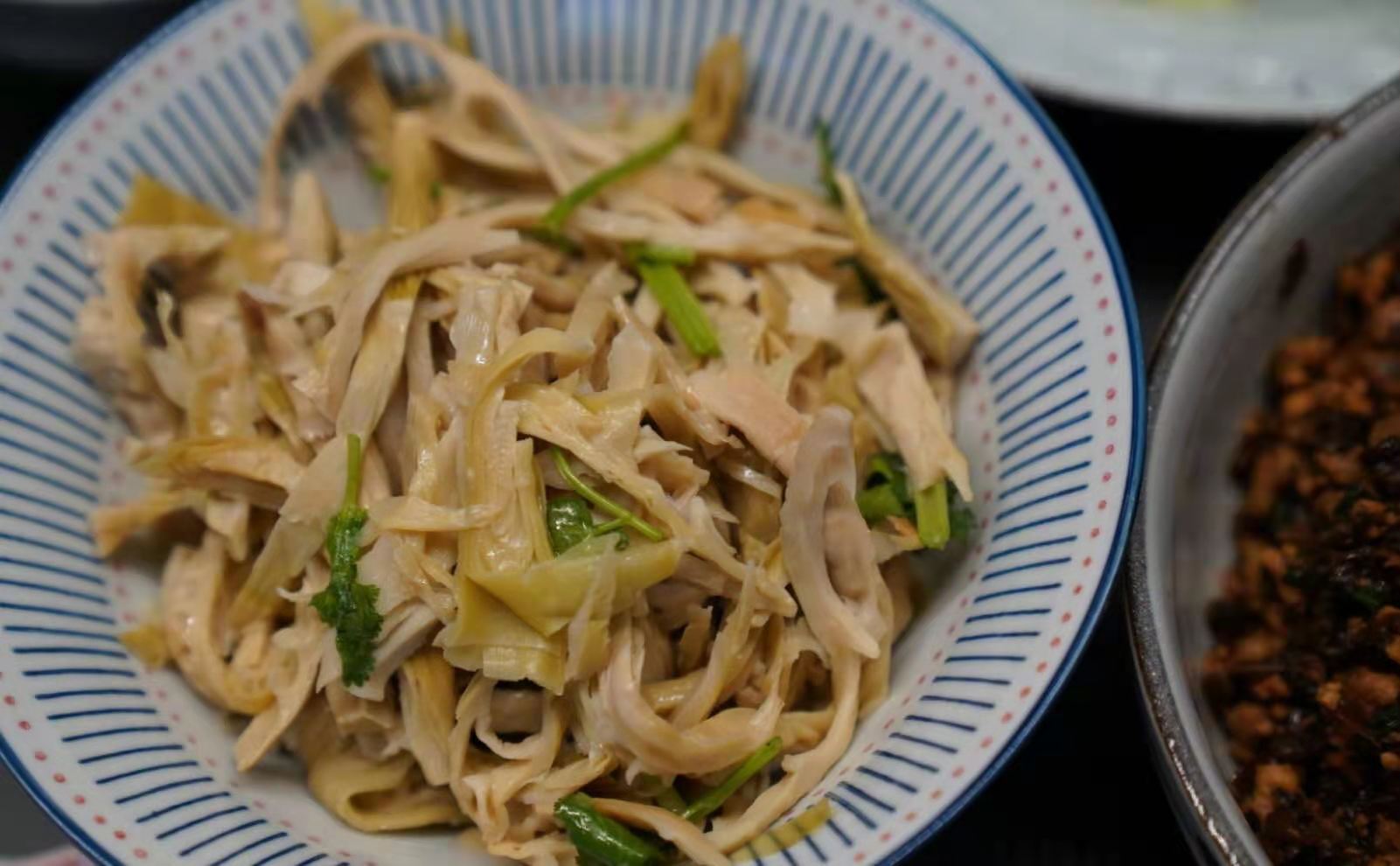 孙莉晒黄磊做的晚饭，面条的配料太“花里胡哨”，网友：第一回见