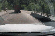 搞笑GIF趣图：大货车之间的对决，转弯不减速