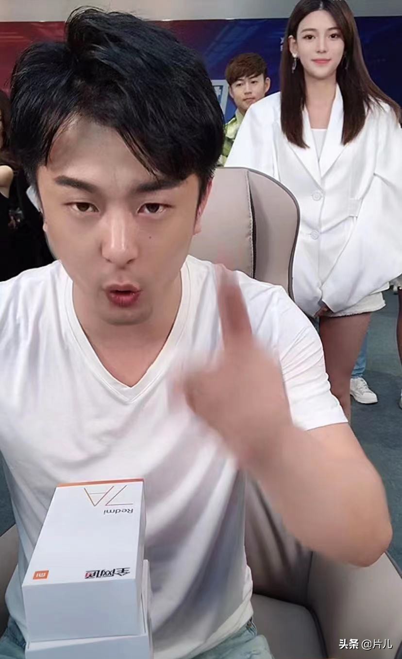辛巴直播情绪失控，又哭又笑堪称影帝，首次强