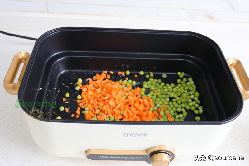 蛋炒飯時多加一步，米飯變金黃色，粒粒分明潤而不膩，出奇美味