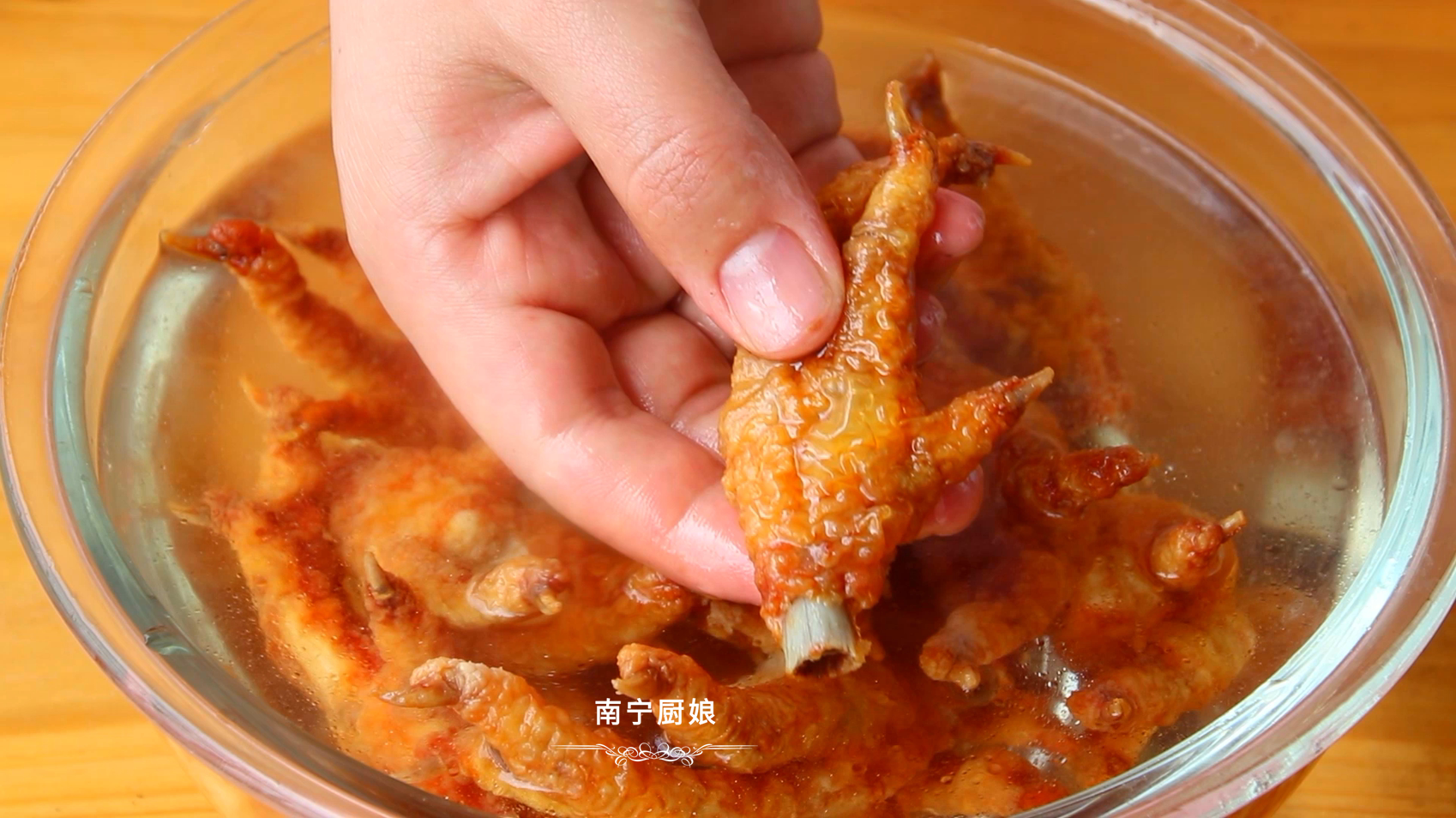 雞爪這做法太好吃了，軟糯入味，入口脫骨，難怪廣東人早茶必吃它