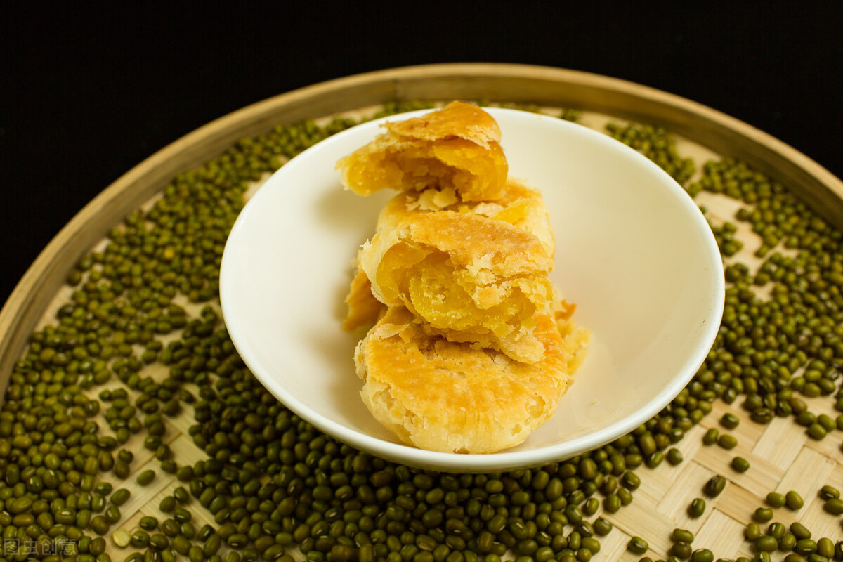 绿豆别再煲汤了，换个新吃法，清凉解暑无添加，又香又甜酥掉渣