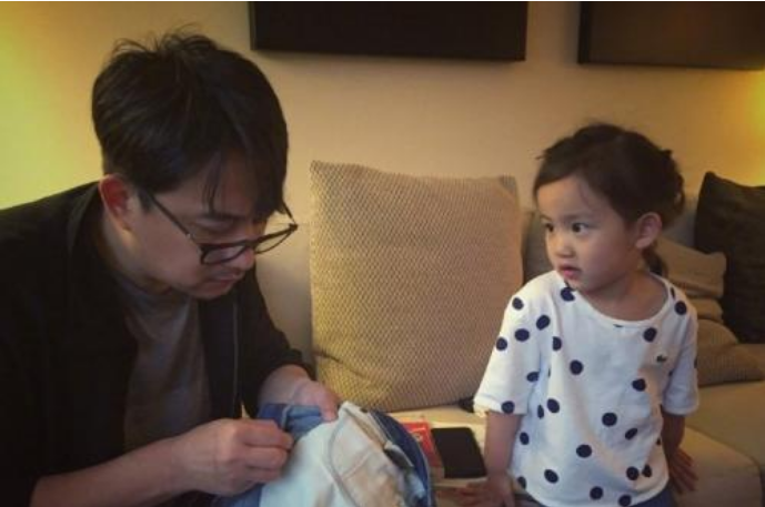 黄磊直言后悔生下三胎儿子，46岁的年龄差很无奈，引起家长共鸣